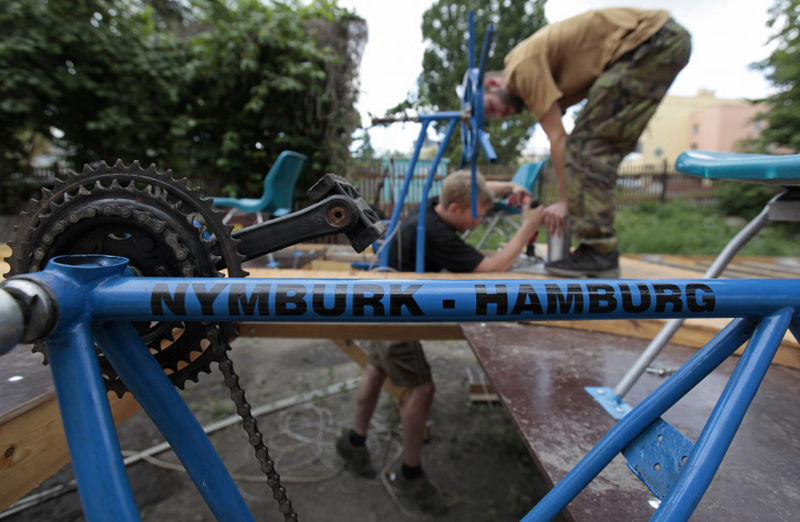 用塑料瓶DIY一艘船,并航行500英里--置顶表情